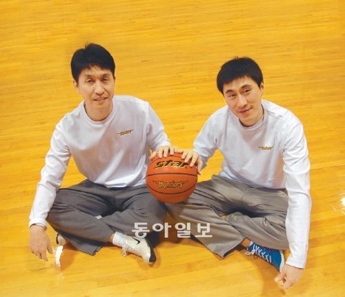 프로농구 삼성의 김상식(왼쪽) 이상민 코치가 경기 용인시 삼성트레이닝센터에서 농구공을 함께 잡고 승리의 각오를 다지고 있다. 스타플레이어 출신인 김상식, 이상민 코치는 현역 시절의 이름값에 연연하지 않고 김동광 감독을 묵묵히 보좌하는 ‘조용한 리더십’으로 주목받고 있다. 용인=유근형 기자 noel@donga.com