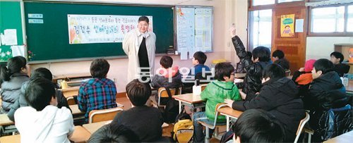 10일 의왕부곡초 학생들이 왕송학술제에서 졸업생 선배에게 진로에 대한 강의를 듣고 있다.