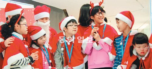 12일 서울정진학교 학생들이 서울 중구 SK텔레콤 본사에 있는 정보통신체험관 ‘티움’을 방문했다.
