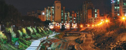 절전에 안전까지… 일석이조 발광다이오드(LED) 조명이 설치된 서울 우이천의 환한 야경. 서울시는 지난해 우이천변 가로등 202개를 LED 조명으로 교체해 안심하고 걸을 수 있는 길을 조성한 것은 물론이고 절전 효과도 얻었다. 한국LED보급협회 제공