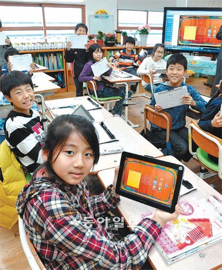 “수업 시간만 손꼽아 기다려요” 전남 완도군 노화초등학교 학생들이 지난해 10월 스마트 기기를 활용해 수업을 받고 있다. 전교생이 100명도 안 되는 이 학교는 스마트 교육을 실시하면서 학생들이 부쩍 공부에 재미를 붙였다. 삼성전자 제공