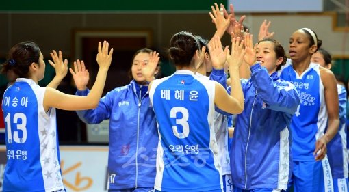 만년 최하위에서 리그 선두로 뛰어 올랐다. 여자프로농구에서 돌풍을 일으키고 있는 우리은행 선수들이 17일 안산 와동체육관에서 열린
 신한은행과의 원정경기에서 승리한 뒤 함께 기뻐하고 있다. 안산｜김민성 기자 marineboy@donga.com 트위터 
@bluemarine007