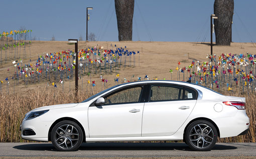 3.5세대 New SM5 Platinum은 전작의 명성을 뛰어넘는 부드러운 승차감과 준대형 세단에나 적용되던 다양한 안전 및 편의 장비를 장착해 새로운 인기몰이를 하고 있다. 사진제공｜르노삼성자동차