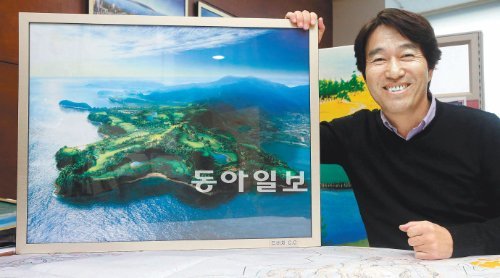 골퍼들을 골탕 먹이길 좋아하는 심술궂은 설계자인 줄 알았다. 하지만 ‘아무 생각 없이’ 필드에 나가는 골퍼들이 더 큰 문제였다. 한국의 대표적인 골프장 디자이너인 송호 대표는 “생각하는 골프를 하면 더 쉽고 재미있게 골프를 즐길 수 있다”고 조언했다. 송 대표가자신이 설계한 드비치CC의 조감도 옆에서 활짝 웃고 있다. 성남=최혁중 기자 sajinman@donga.com