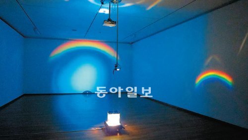 물방울 떨어지는 소리와 함께 벽면에 무지개가 뜨는 신성환 씨의 ‘명’. 금호미술관 제공