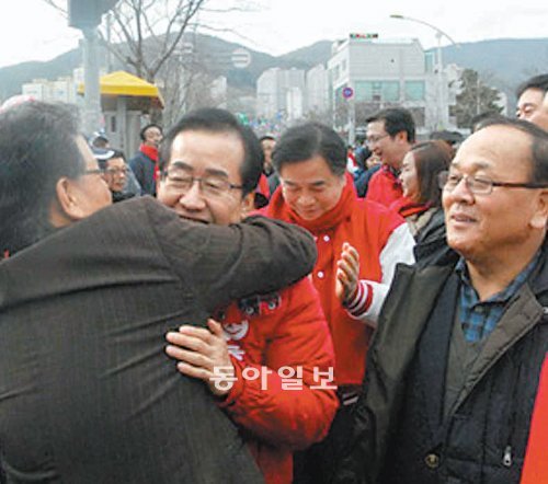 지지자와 포옹 16일 새누리당 홍준표 후보(왼쪽에서 두 번째)가 김해 삼정동 가야쇼핑 앞 유세장에서 지지자들과 포옹을 하고 있다. 홍준표후보 제공