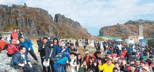 지난달 10일 무등산 정상 개방의 날을 맞아 무등산을 찾은 시민들. 무등산이 도립공원으로 지정된 지 40년 만에 연내 국립공원으로 승격된다. 광주시는 무등산의 유무형적 자산을 보전하기 위해 2010년부터 국립공원 지정을 추진했다. 동아일보 DB