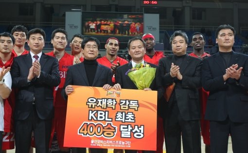 국내프로농구 사령탑 최초의 400승. 모비스 유재학 감독이 18일 울산 동천체육관에서 열린 오리온스와의 홈경기에서 65-49로 승리해 통산 400승 고지에 올랐다. 경기 종료 후 유 감독(앞줄 왼쪽에서 5번째)이 코칭스태프와 선수들의 박수 속에 기념촬영을 하고 있다. 사진제공｜KBL