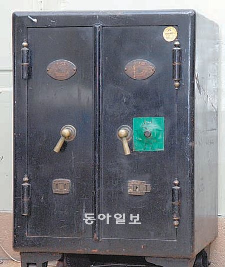 충남도청의 산증인과 같은 대형 철제금고. 충남도는 공주에서 대전으로 도청을 이전할 때 가져온 이 금고를 내포신도시 신청사로 옮겨가 역사 전시물로 활용할 계획이다. 충남도 제공