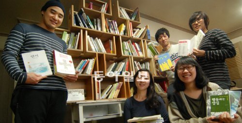 10일 서울 마포구 합정동 ‘국민의 서재’ 운동본부에서 대학생 자원봉사자들이 각계각층의 시민들이 보내온 ‘차기 대통령에게 추천하는 책’을 정리하고 있다. 국민의서재 제공