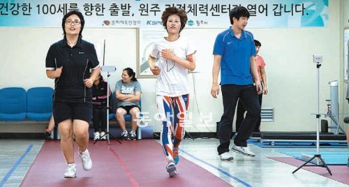 ‘100세까지 건강하게’를 목표로 내세운 국민체력100이 국민체력 향상에 큰 효과를 발휘하고 있다. 강원 원주국민체력센터에서 프로그램 참가자들이 훈련하는 모습. 국민체육진흥공단 제공