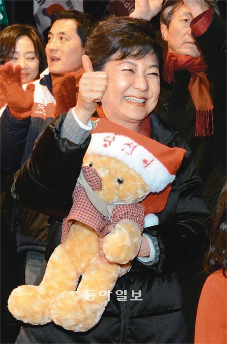곰 인형 들고 새누리당 박근혜 대선후보가 18일 서울 광화문광장 유세에서 곰 인형을 들고 엄지를 치켜들고 있다. 박영대 기자 sannae@donga.com