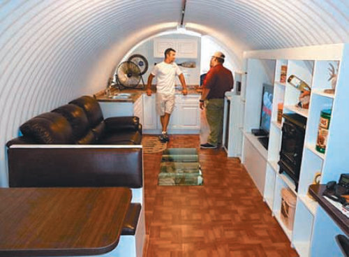 피신처 내부에 소파 텔레비전 싱크대 등의 설비가 갖춰져 있다. 바닥 아래에는 음식을 보관한다. 사진 출처 애틀러스 서바이벌 셸터스 홈페이지