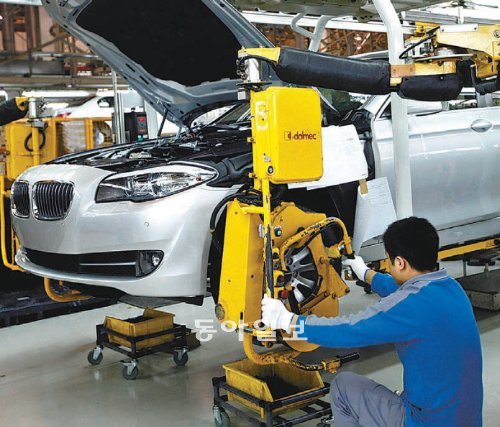 BMW의 중국 내 합자법인인 브릴리언스BMW 선양 공장에서 근로자가 중형 세단 ‘5시리즈’를 조립하고 있다. BMW그룹 제공