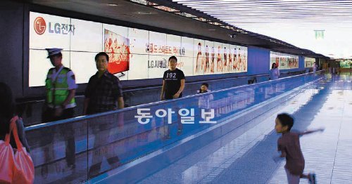 인천공항 무빙워크 옆에 설치된 세로 1.4m, 가로 14m의 대형 디지털 사이니지. 어느 각도에서나 선명하고 자연스러운 색감을 내는 것이 특징이다. LG전자 제공