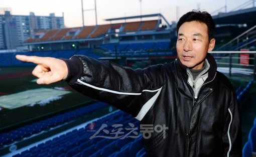 20세기 최고의 컨트롤 투수였던 이상군 한화 3군 코치가 눈 쌓인 대전구장에서 옛날을 기억하고 있다. 유니폼을 벗은 지 10년이 넘었지만 아직도 군살 없는 몸매다. 대전｜김민성 기자 marineboy@donga.com