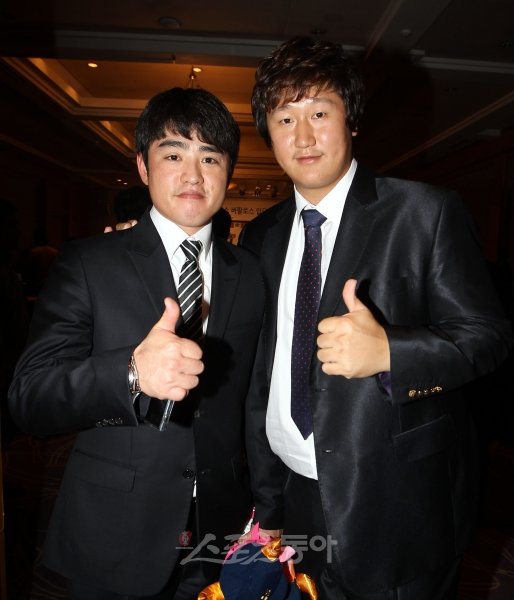 일본프로야구 오릭스는 구단 전속 통역인 정창용 씨(왼쪽)를 내년 월드베이스볼클래식(WBC)에 이대호의 도우미로 파견하기로 결정했다. 정 씨는 올 시즌 이대호의 일본무대 연착륙을 도운 공신이다. 스포츠동아DB