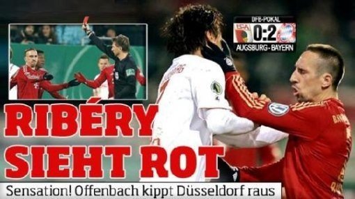 아우크스부르크 구자철(가운데)이 바이에른뮌헨과 컵 대회 16강전 도중 상대 공격수 프랭크 리베리와 몸싸움을 하다 뺨을 맞고 있다. 사진출처=독일 빌트 홈페이지