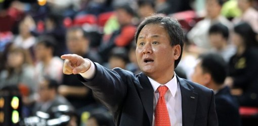 프로농구 사상 처음으로 400승 고지에 오른 모비스 유재학 감독. 오랫동안 그의 곁을 지켜온 임근배 코치와 양동근은 유 감독에 대한 ‘절대 신뢰’를 드러냈다. 사진제공｜KBL