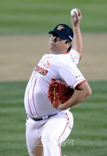 프로생활을 하면서 산전수전을 다 겪은 SK의 ‘마당쇠’ 채병용. 그는 자비를 들여 일본에서 전지훈련을 소화하고 있다. 2013년에도 팀 마운드의 마당쇠가 되겠다는 각오다. 스포츠동아DB