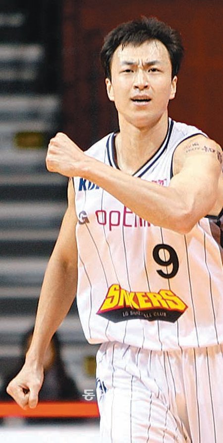 최근 프로농구 LG의 상승세를 이끌고있는 김영환은 3점슛 평균 2.6개로 이부문 1위를 달리고 있다. 동아일보DB