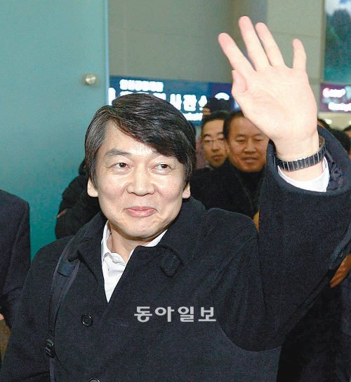 출국하는 安 안철수 전 대선후보가 19일 오후 인천국제공항을 통해 미국으로 떠나기 전 지지자들에게 손을 들어 인사하고 있다. 인천=변영욱 기자 cut@donga.com