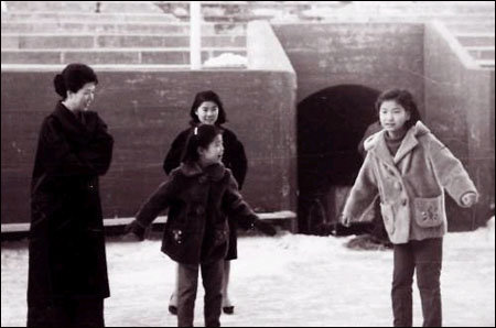 박근혜 대통령 당선인(오른쪽)이 중학생 시절 스케이트를 타는 모습. 왼쪽에 박 당선인의 어머니 고 육영수 여사가 웃으며 서 있다. 사진=새누리당 제공.