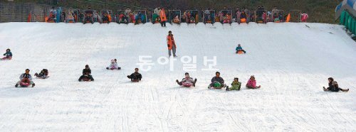 인천 남동구 장수동 인천대공원 눈썰매장을 찾은 어린이들이 신나게 썰매를 타고 있다. 21일 문을 여는 이 눈썰매장은 인천에서 규모가 가장 크다. 인천시 제공