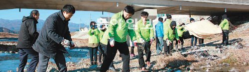 영천시 주민생활지원과 직원들이 4일 송년모임 대신 화산면 용평마을 하천인 신녕천에서 청소 봉사를 하고 있다. 영천시 제공