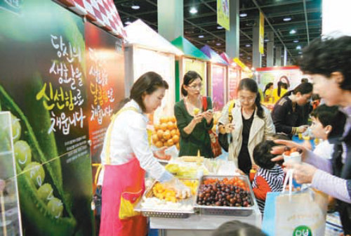 지난해 말 서울 서초구 양재동 at센터에서 방문객들이 뜨라네 브랜드의 과일을 맛보고 있다.