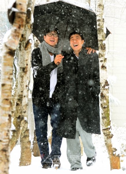 프로야구 한화 정민철 코치(왼쪽)와 프로농구 삼성 이상민 코치가 내리는 함박눈을 바라보며 환하게 웃고 있다. 한국 농구와 야구를 
대표하는 스타들인 이 코치와 정 코치는 오랜만에 만나 즐거운 시간을 가졌다. 용인｜박화용 기자 inphoto@donga.com 
트위터 seven7sola