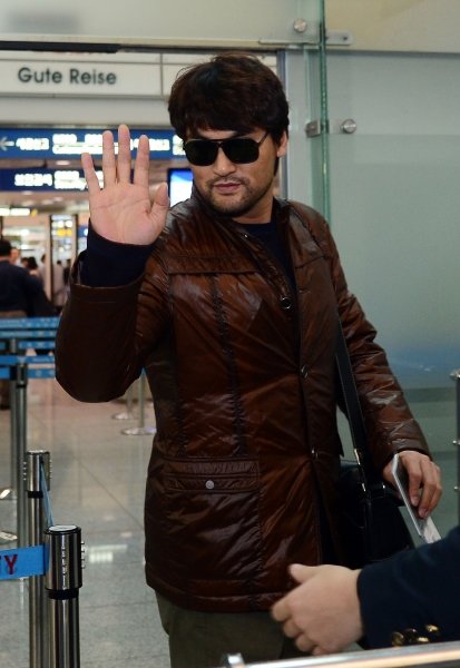 ‘휴가 다녀올게요.’ 박찬호가 20일 인천국제공항을 통해 LA로 출국하기 전 취재진을 향해 손을 흔들고 있다. 박찬호는 야구행정가의 꿈을 위한 첫 걸음을 뗄 것으로 보인다. 사진제공｜스포츠코리아