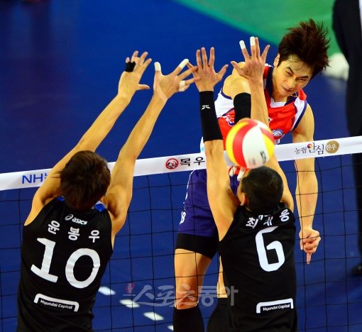 대한항공 김학민(오른쪽)이 20일 천안 유관순체육관에서 열린 V리그 현대캐피탈과의 경기에서 상대 블로킹을 뚫는 강력한 스파이크를 날리고 있다. 천안｜박화용 기자 inphoto@donga.com 트위터 @senven7sola