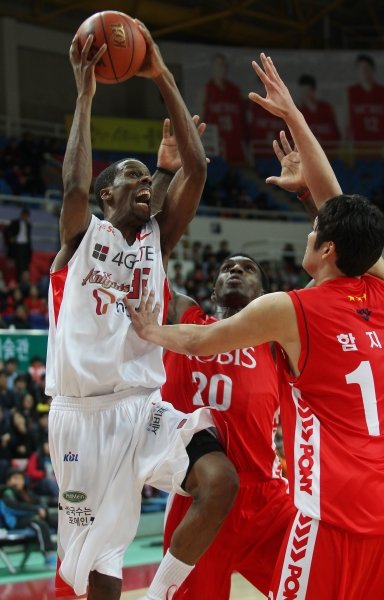 SK 애런 헤인즈가 20일 울산 동천체육관에서 열린 모비스와의 원정경기에서 슛을 던지고 있다. 사진제공｜KBL