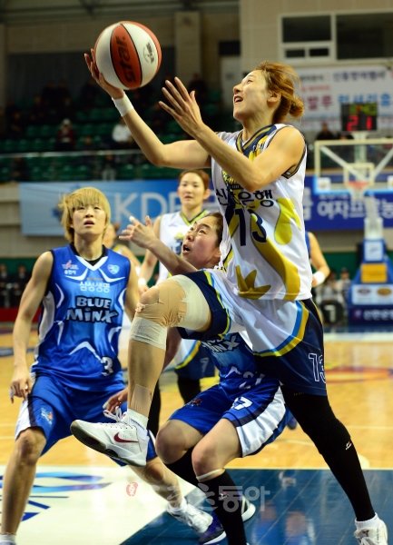 신한은행 김단비(오른쪽)가 20일 삼성생명과의 홈경기 도중 수비를 따돌리고 레이업슛을 시도하고 있다. 안산｜김민성 기자 marineboy@donga.com 트위터 @bluemarine007