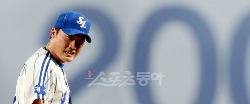 오승환과 삼성의 연봉협상 테이블에 난기류가 흐르고 있다. 오승환은 구단이 제시한 5억5000만원에 ‘돌부처’처럼 침묵으로 일관하다 자리를 떴다. 스포츠동아DB