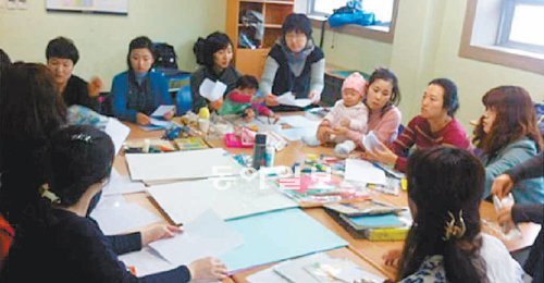 부모 커뮤니티 ‘서대문 아이들이 행복한 동네 한바퀴’에서 엄마들이 아이와 함께 그림책을 직접 만들고 있다. 서울시 제공