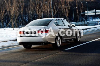 9세대 어코드의 뒷모습은 현대자동차 제네시스와 매우 흡사하다.