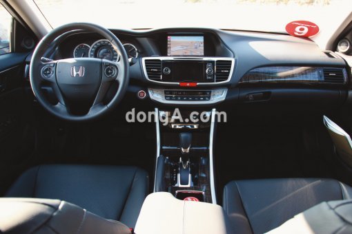 실내는 우드그레인과 하이그로시로 고급스러운 느낌이다.