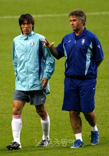 홍명보(왼쪽) 감독이 히딩크 감독이 지휘봉을 잡고 있는 러시아 안지에서 6개월간 어시스턴트 코치를 맡을 것으로 확인됐다. 2002한일월드컵 당시 주장과 감독 관계로 진지하게 논의하는 모습. 스포츠동아DB