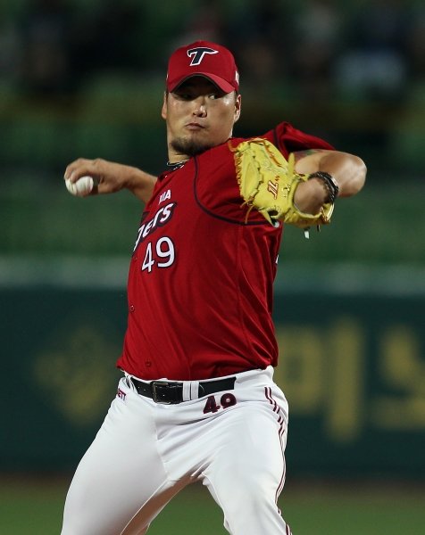 KIA 김진우는 방황하던 시절 자신을 붙잡아준 여자친구에게 “다시 10승 투수가 됐을 때 청혼하겠다”고 약속했다. 그리고 올해 마침내 그 약속을 지켰다. 사진제공｜스포츠코리아