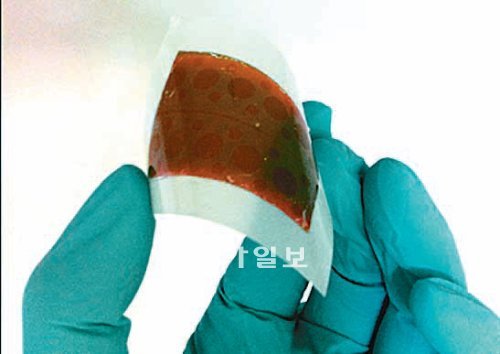 실리콘 기판에서 뜯어낸 스티커형 박막 태양전지. 스탠퍼드대 제공