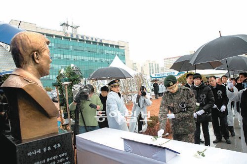 21일 전남 목포해양경찰서에 건립된 고 박경조 경위 흉상에 고인의 장남 영롱 씨가 헌화하고 있다. 서해지방해양경찰청 제공