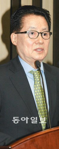 민주통합당 박지원 원내대표가 21일 국회에서 열린 의원총회에서 원내대표직 사퇴 의사를 밝히고 있다. 안철민 기자 acm08@donga.com