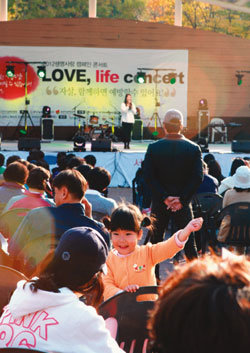 11월 서울 어린이대공원에서 열린 생명사랑 캠페인 콘서트 현장.
