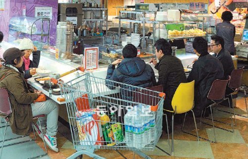 마트서 점심 때우는 직장인들 17일 서울 중구 황학동 이마트 청계천점 ‘푸드스테이션’에서 부근 직장인들이 점심식사를 하고 있다. 이마트 제공
