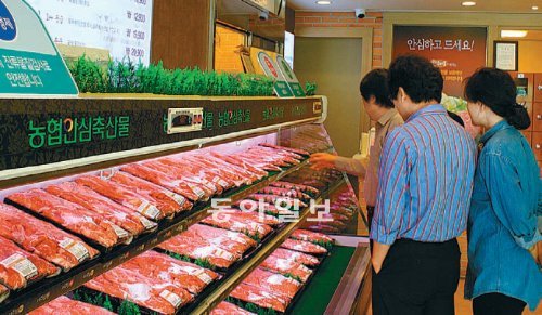 서울 시내의 한 축산물 매장에서 소비자들이 ‘안심축산’ 상품을 고르고 있다. 안심축산은 농협이 만든 대표적 축산 브랜드다. 농협은 브랜드 가치를 높이기 위해 까다로운 검사에 합격한 축산물에만 안심 브랜드를 붙여주고 있다. 농협중앙회 제공