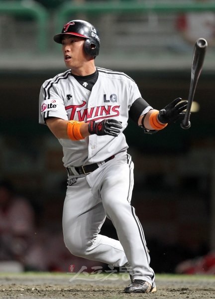 LG 소속이었던 김태완은 하필이면 절친한 후배인 손주인과 맞트레이드돼 삼성 유니폼을 입었다. 그는 “주인이가 LG에서 좋은 기회를 잡았으면 좋겠다”며 덕담을 아끼지 않았다. 스포츠동아DB