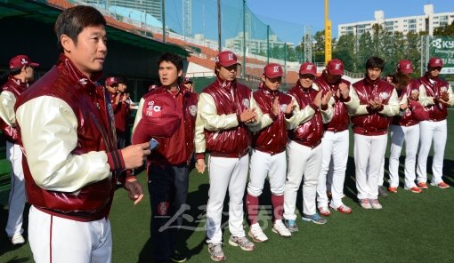 프로 생활 11년 만에 선수 생활을 접고 2군 타격코치로 새롭게 출발하는 넥센 강병식 코치(왼쪽 끝)가 선수단과의 상견례 자리에서 정식으로 인사하고 있다. 스포츠동아DB