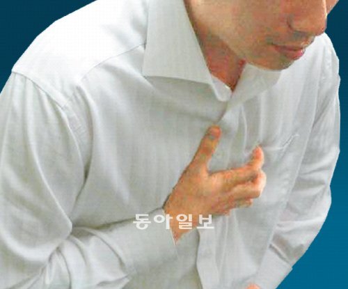 심장이 갑자기 빠르게 두근거리고 가슴 통증이 느껴지면 부정맥을 의심해봐야 한다. 부정맥이 심해지면 심장마비로 돌연사에까지 이를 수 있다.